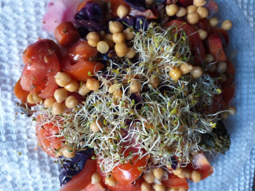 Salade aux légumes à la vapeur et aux poichiches